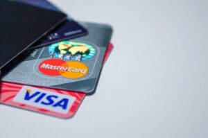 Czym różni się karta kredytowa od debetowej