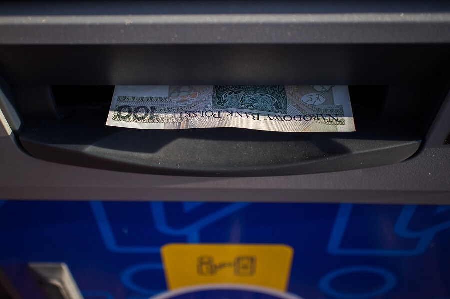 Jak wypłacać pieniądze z bankomatu 