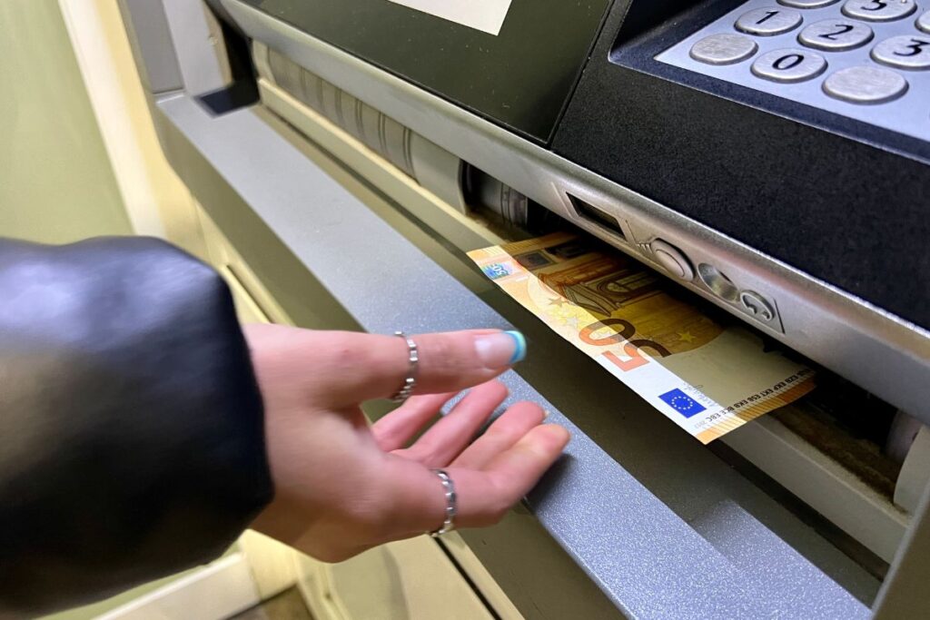 Ile można wypłacić z bankomatu