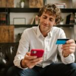 Wyłudzenie danych karty przez aplikację NFC.
